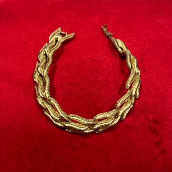 Trifari Jewelry - VTG CROWN TRIFARI Gold Feather Leaf Link BRACELET